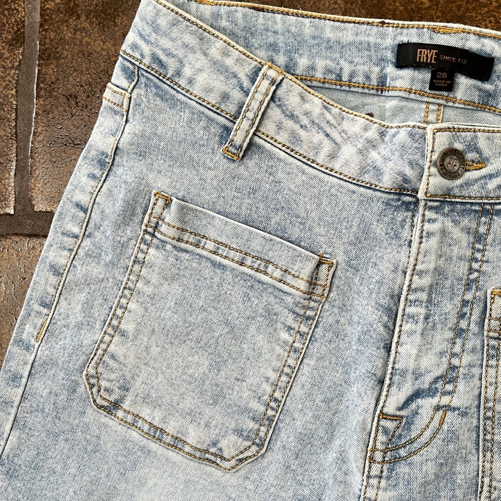 Frye Light Wash High-Rise Patch Pocket Cropped Wide Leg Jean - Picture 4 of 12